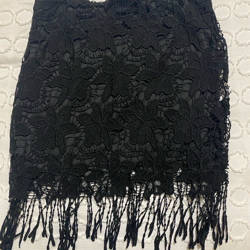 Beautiful black/lace dress, had nothing to style it with. Never been work.